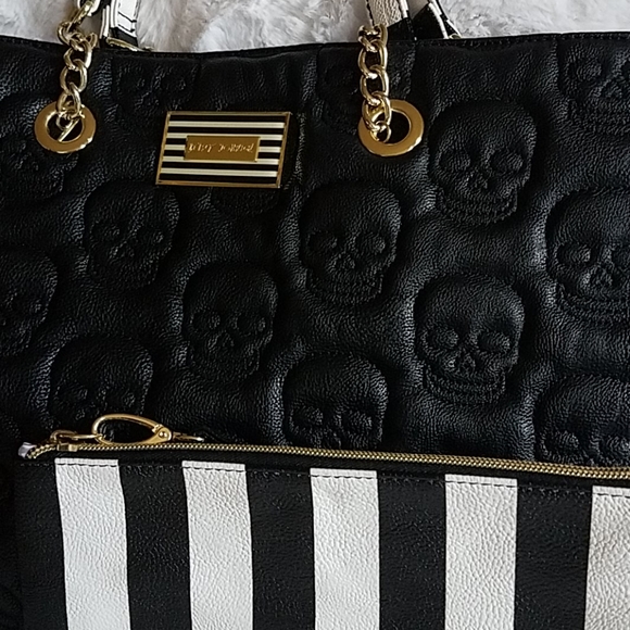 betsey johnson embossed skull purse